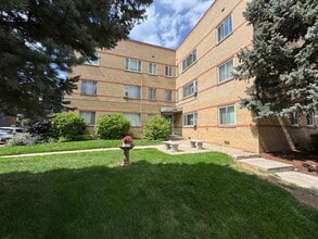 Building Photo - "Charming 1-Bed End Unit Condo on Bellaire...