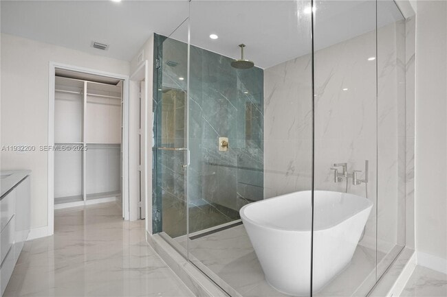 Building Photo - 700 NE 24th St