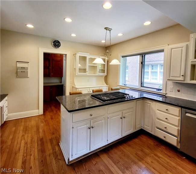 Building Photo - 6 BEDROOM IN CLEVELAND HEIGHTS FOR RENT - ...