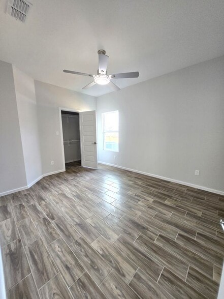 Building Photo - 913 N Clarence Ave