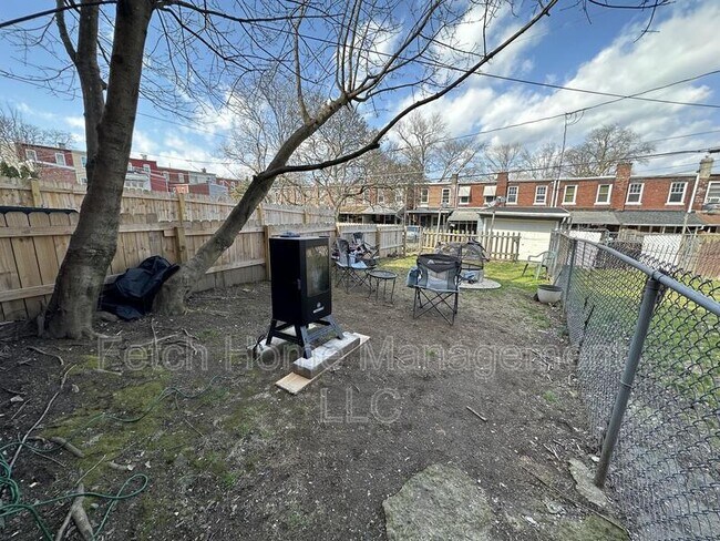 Building Photo - 625 E Madison St