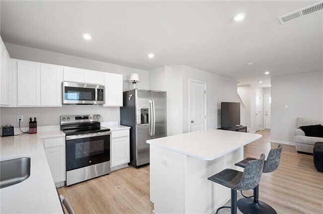 Building Photo - 121 Chastain Dr