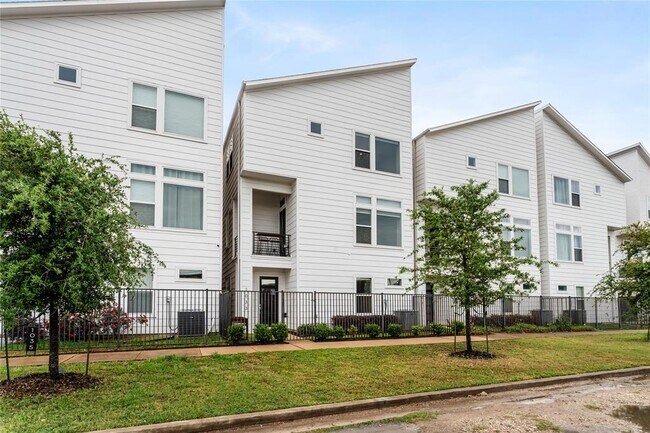 Building Photo - 1033 Roberts St
