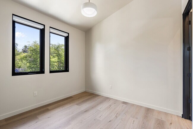 Building Photo - 315 NW Riverside Blvd