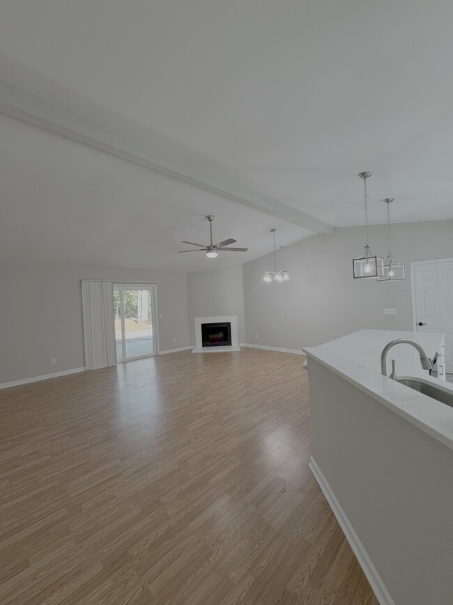 Building Photo - 1408 Suterland Rd