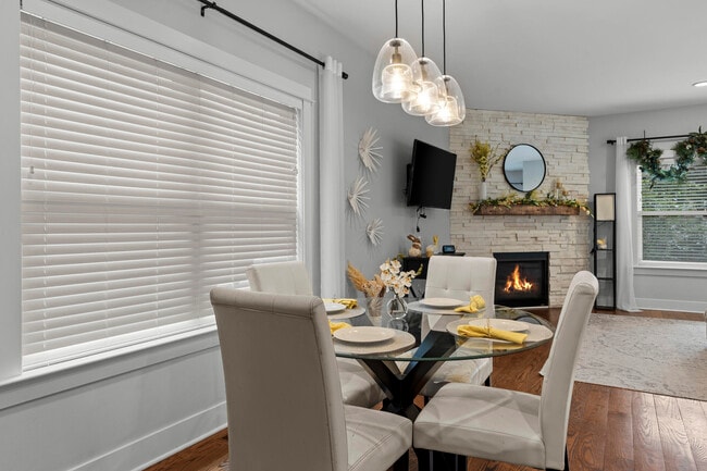 Building Photo - 718 N Alexander Ave