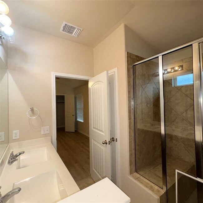 Building Photo - 208 Moulins Ln