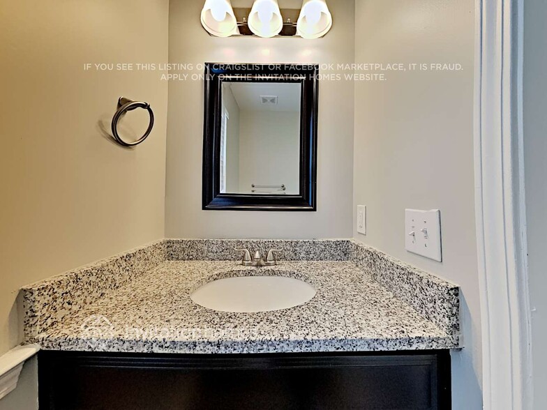 Building Photo - 5211 Bentgrass Run Dr