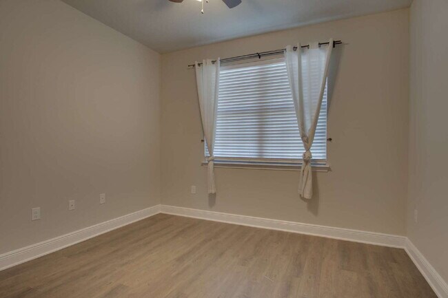 Building Photo - Ashley Plantation Living — 3BR Home with Granite Countertops, Large Kitchen Island, Trey Ceilings...