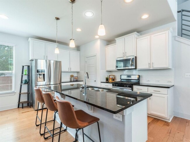 Building Photo - 2315 Capulet St