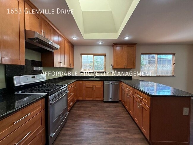 Building Photo - 1653 Glenville Dr