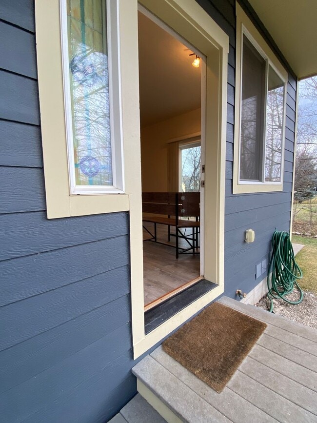 Building Photo - Spacious  3 bedroom 2.5 bathroom townhouse