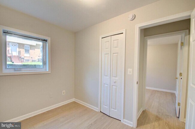 Building Photo - 565 W Diamond Ave
