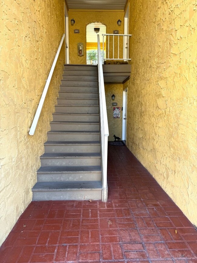 Building Photo - Beautiful 2BR/2BA Condo Centrally located in Sarasota!