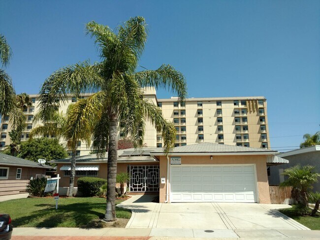 Building Photo - Built for 6 | Walk to San Diego State University | 5BR House + Yard