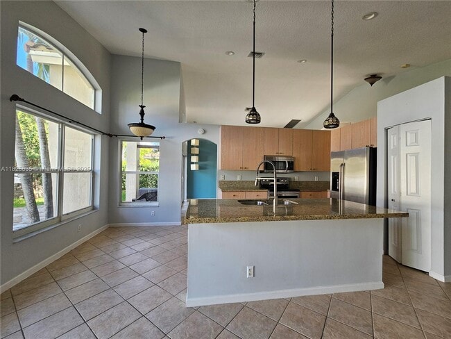 Building Photo - 743 SW 190th Ave