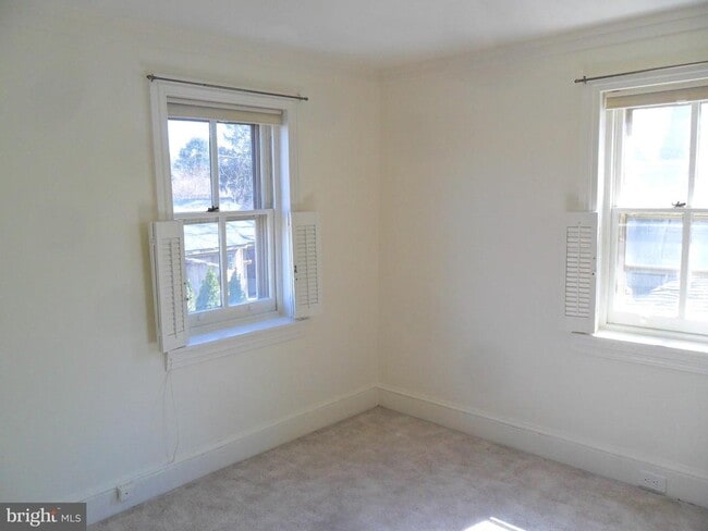 Building Photo - 423 Delaware St