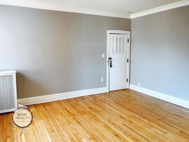 Building Photo - Old Irving Park Apts for Rent!