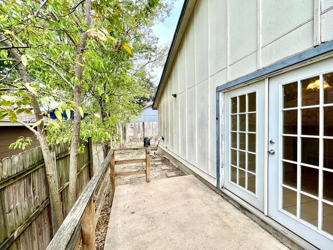 Building Photo - Cute 2/1 Duplex in North Austin!