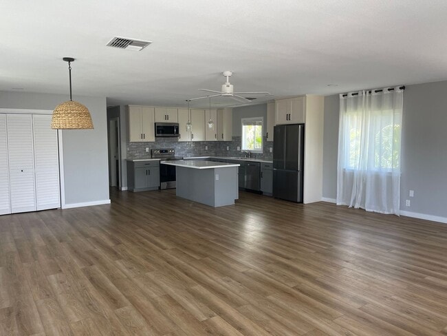 Building Photo - 2745 Puu Hoolai St