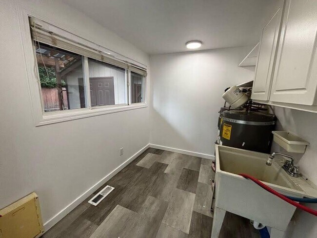 Building Photo - Charming Marysville Rambler-Style Duplex