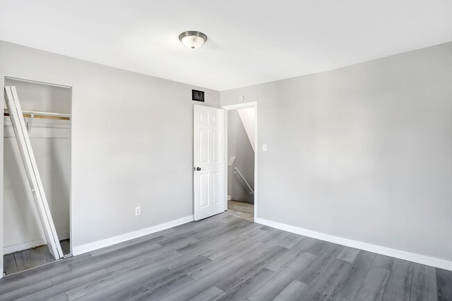 Building Photo - Free Rent Special for move in 's by 9/25 f...