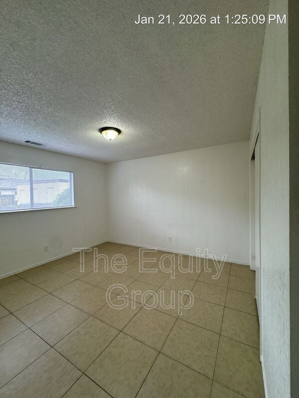 Building Photo - 2025 S Tracy Ct