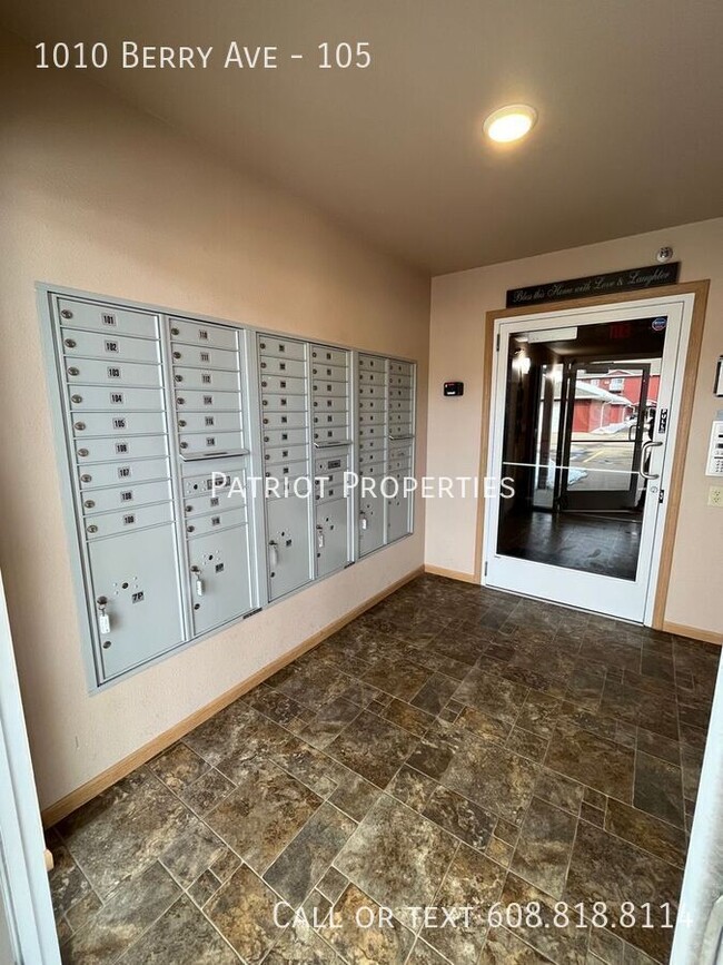 Building Photo - LUXURY APARTMENT W/ FITNESS CENTER INCLUDED!