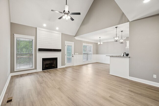 Building Photo - 3 Bedroom 2 1/2 Bathroom Home!!