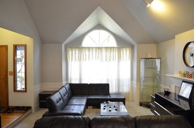 Building Photo - Traditional 4-Bedroom Home Near Microsoft ...
