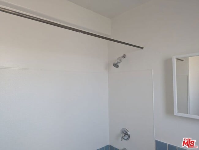 Building Photo - 634 S Gramercy Pl