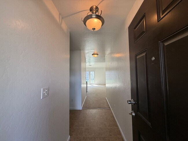 Building Photo - 3-bedrooms and two bathrooms home located in Visalia, CA