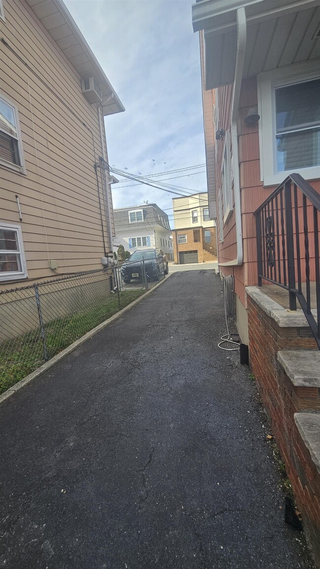 Building Photo - 736 3rd St