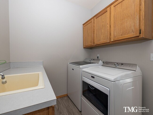 Building Photo - Grand 5+ Bedroom Home in Desirable Garden Home- Raleigh Hills Location with 2800 Sq Ft!