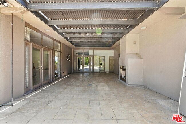 Building Photo - 5139 Collett Ave