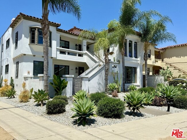 Primary Photo - 1143 Cloverdale Ave