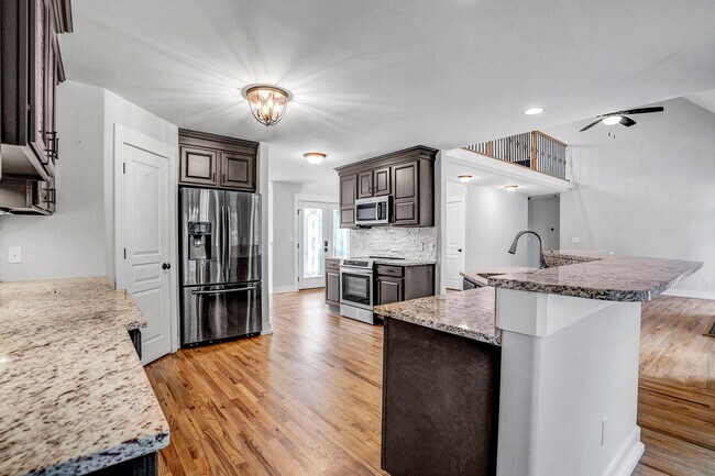 Building Photo - AVAILABLE FOR MOVE-IN AUGUST 10, 2026-BEAUTIFUL HOME ON A HILL!  FIRST FLOOR MASTERBEDROOM!