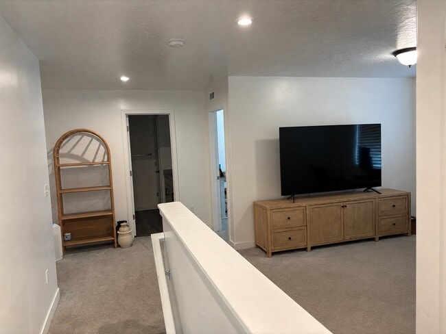 Building Photo - 582 W 850 S
