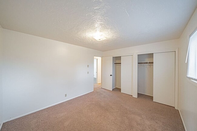 Building Photo - Spacious and recently updated, this 6-bedroom, 3-bathroom home in Ammon