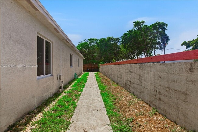 Building Photo - 935 NW 2nd Ave