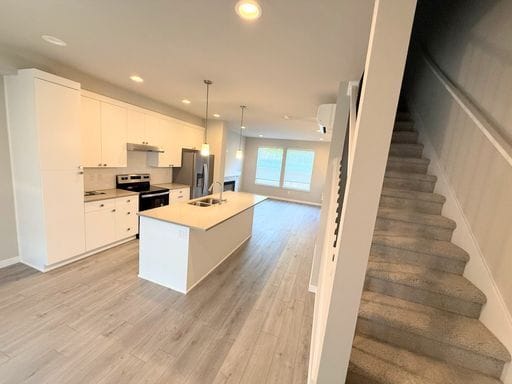 Building Photo - Stunning Tri Level 2 bed /2.5 bath Townhom...