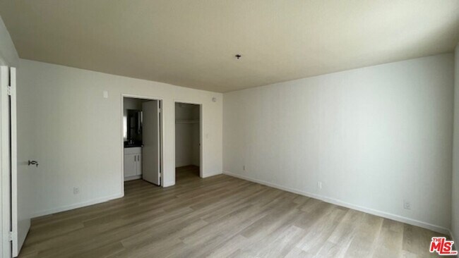 Building Photo - 420 S Harvard Blvd