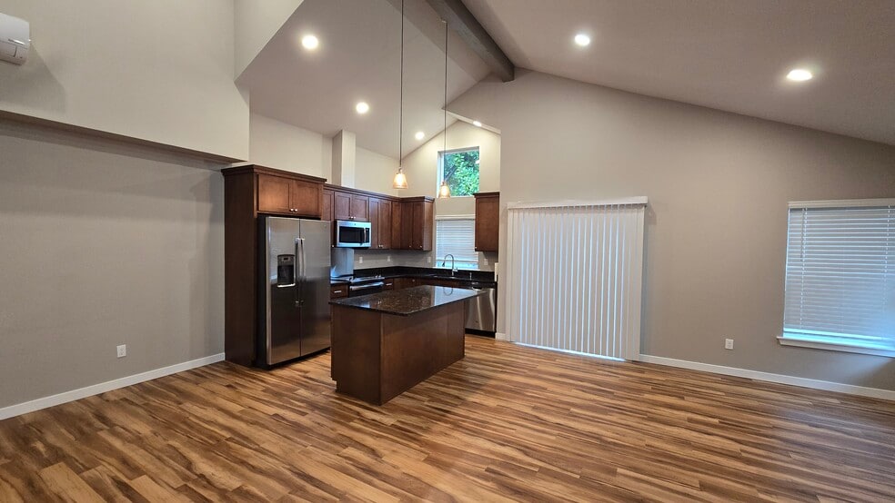 Building Photo - 418 N 4th Ave SW