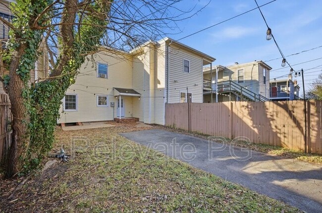 Building Photo - 2206 Parkwood Ave