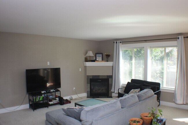 Building Photo - 3 Bedroom 2.5 Townhome