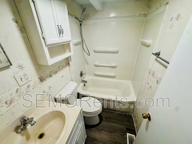 Building Photo - 335 Edgewood Rd