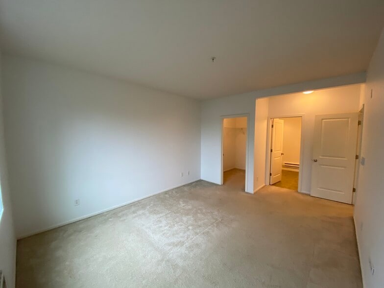 Master Room - 15720 Manor Way