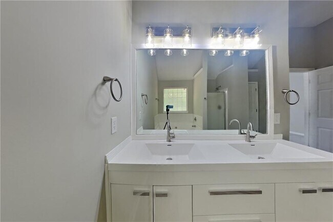 Building Photo - 4087 Rosebud Park Dr