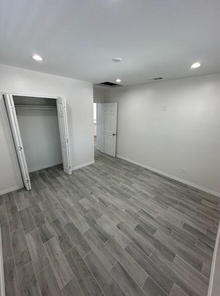 Building Photo - 4064 E 60th St