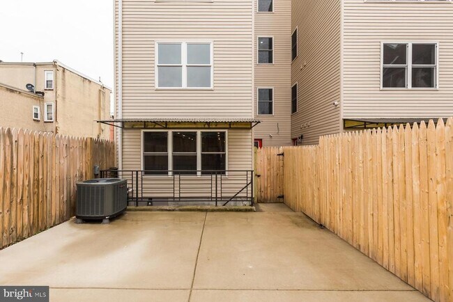 Building Photo - 1724 N Marshall St